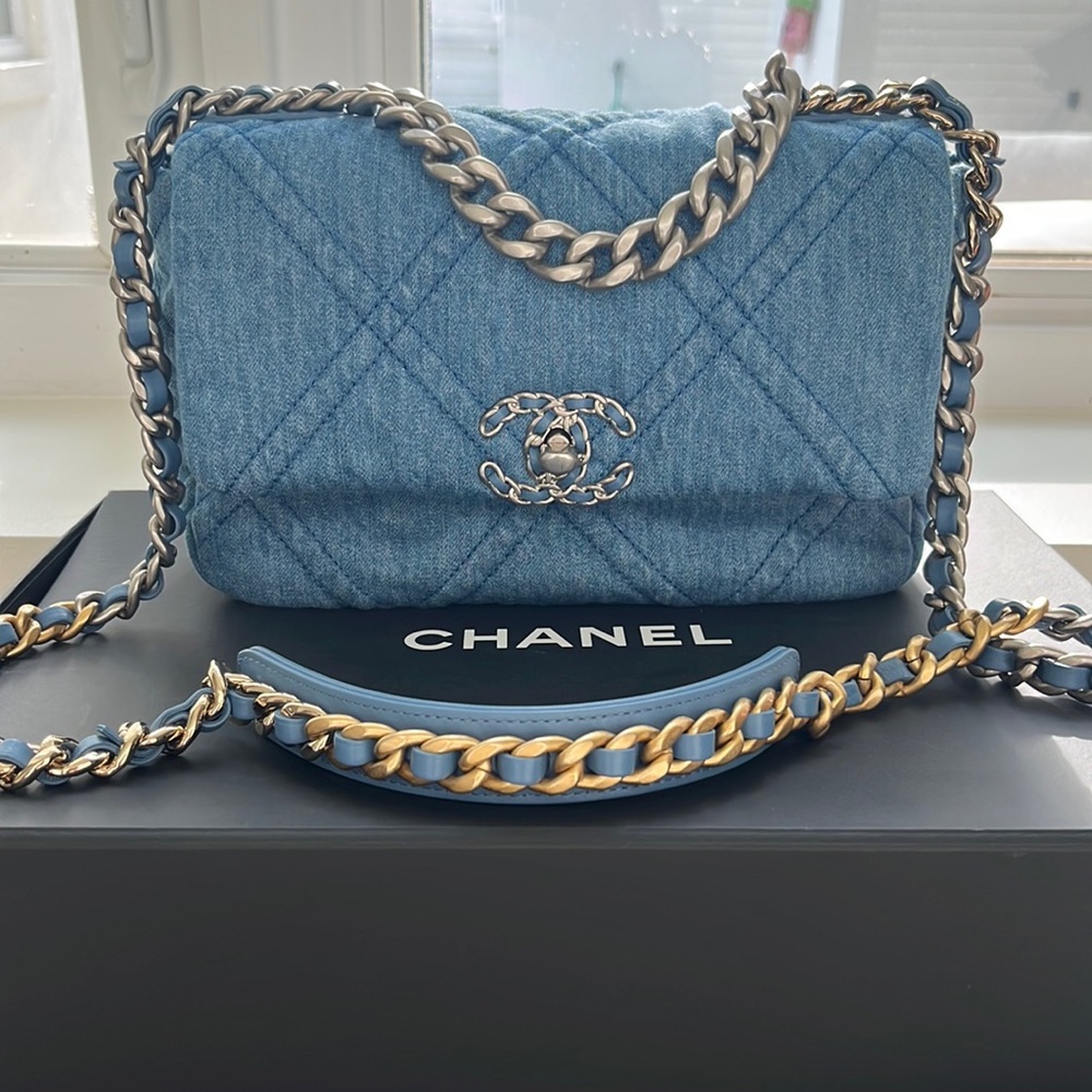 Rare light denim 🌸Pristine Chanel 19  🌸